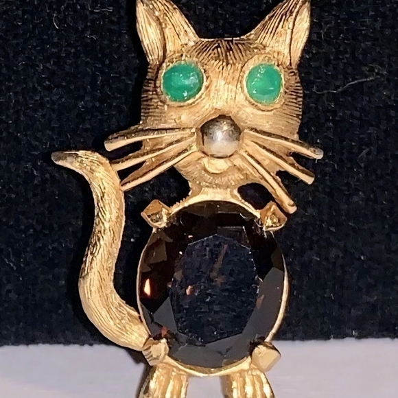 Vtg. HATTIE CARNEGIE Tiny Green-eyed Cat Brooch/Lapel Pin 1.25"H - Picture 8 of 9